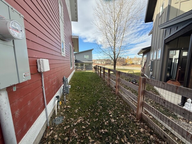 Building Photo - 5475 Vermeer Ln