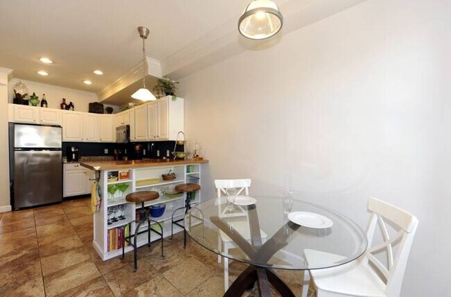 Building Photo - 1012 7th St SE