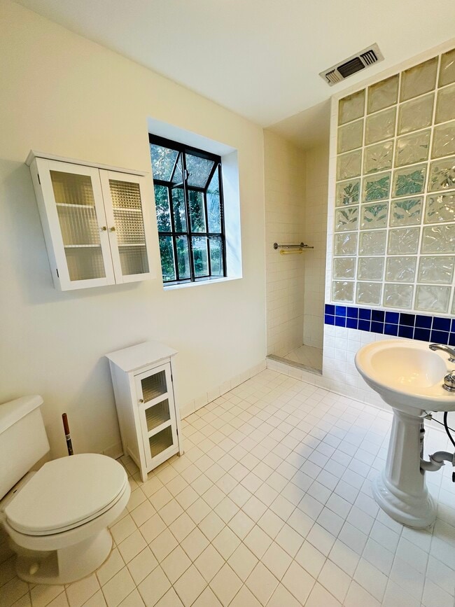 Building Photo - 1258 Monterey St