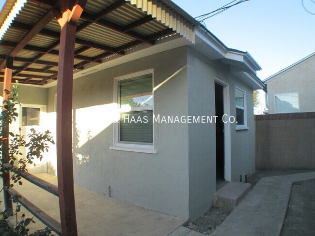 Building Photo - 215 E Scott St