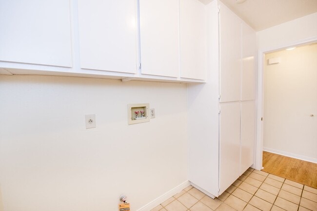 Building Photo - Updated 2 BR- 2 BA in FOUNTAIN VALLEY