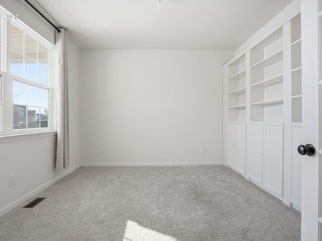 Building Photo - 6246 Hawthorne Ave