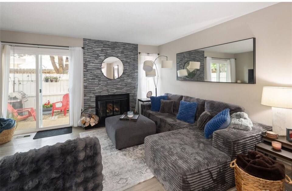 Main floor living - 10587 W Maplewood Dr