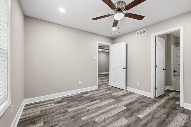 Building Photo - Newly remodeled Unit Ready for you!