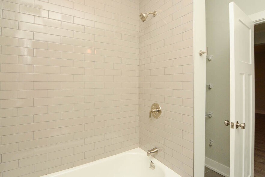 Building Photo - 1147 Maple Ave