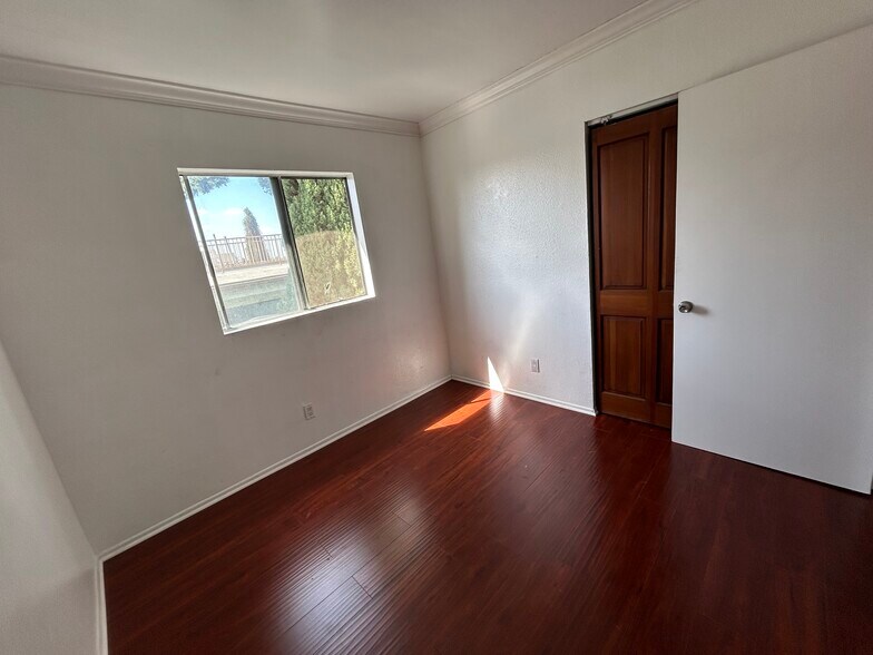 1st medium room - 1156 N Chicago St