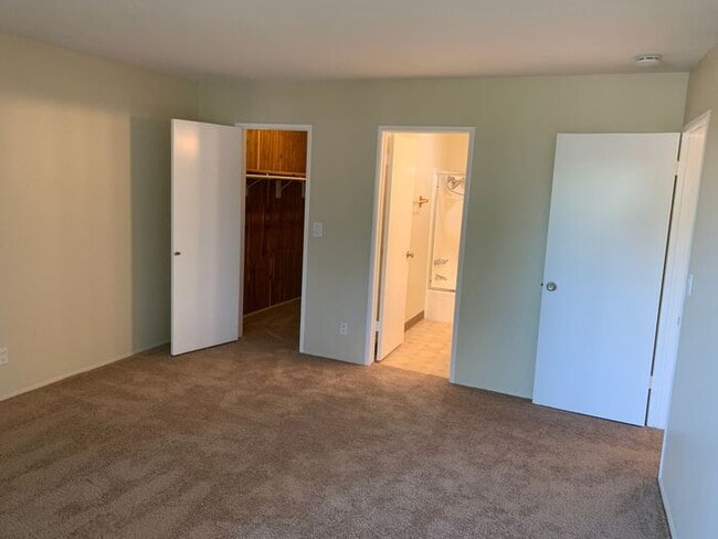 Building Photo - GREAT & SPACIOUS 2BD 2BA FOR LEASE!