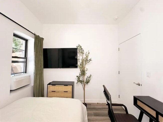 Building Photo - Furnished room/NOT APARTMENT