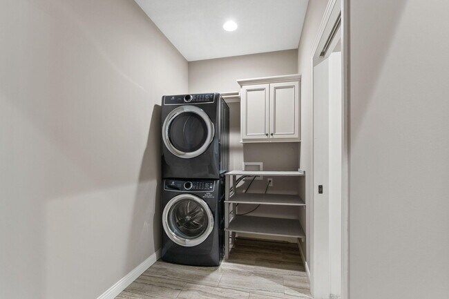 Building Photo - 1605 Labrador Dr