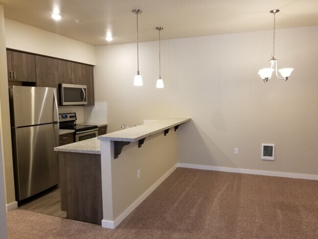 Building Photo - Beautiful 2 bedroom, super cute floorplan, laundry room with full size washer and dryer!