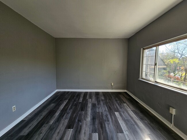 Building Photo - 2 bed 1 bath house for rent in Carrick !