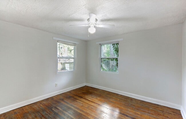 Building Photo - Carriage House apartment, near downtown, w...