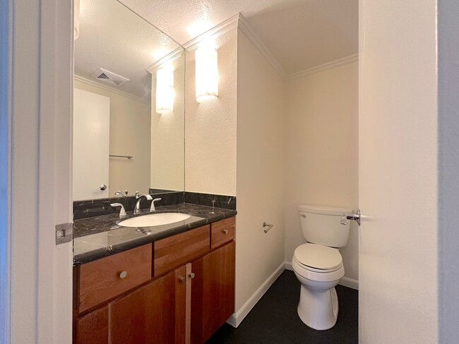 Building Photo - Spacious 3-Bedroom Condo for Rent in UTC –...