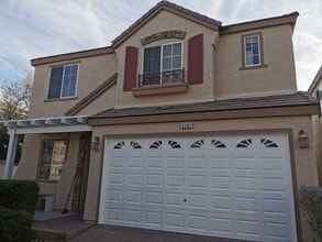 Building Photo - 3 BEDROOM, 3 BATHROOM, 2 CAR GARAGE, COMMUNITY POOL & SPA
