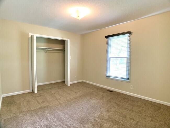 Building Photo - 236 Moncrest Dr