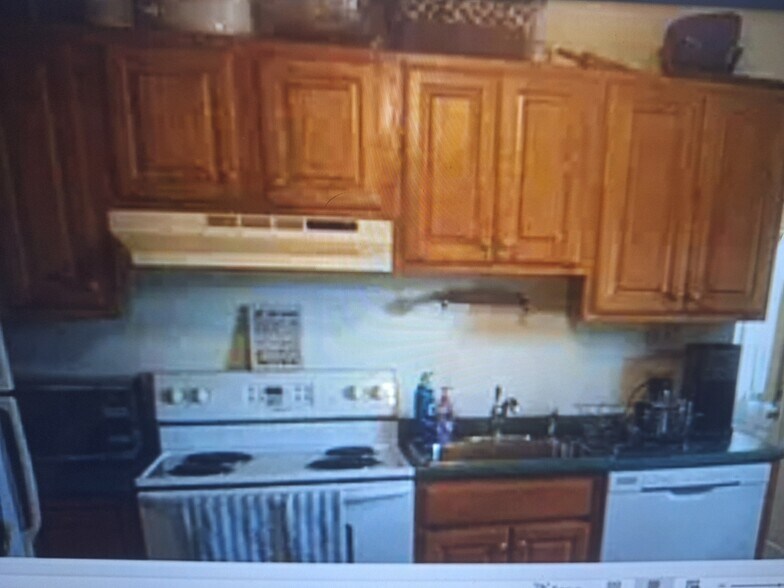 Building Photo - 146 Wellsville Ave