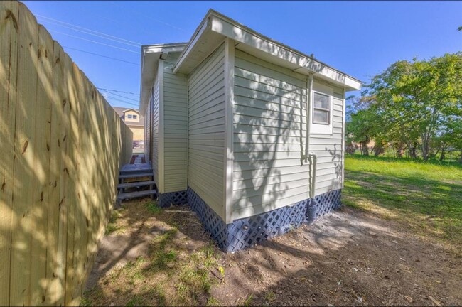 Building Photo - 3911 Winnie St