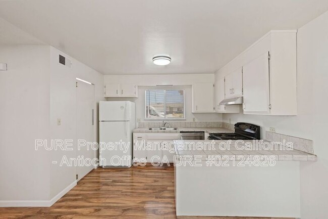 Building Photo - 908 Minaker Dr