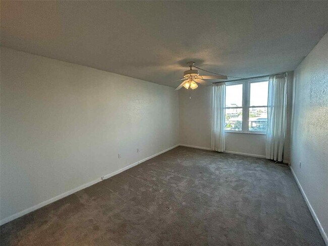 Building Photo - 400 Island Way