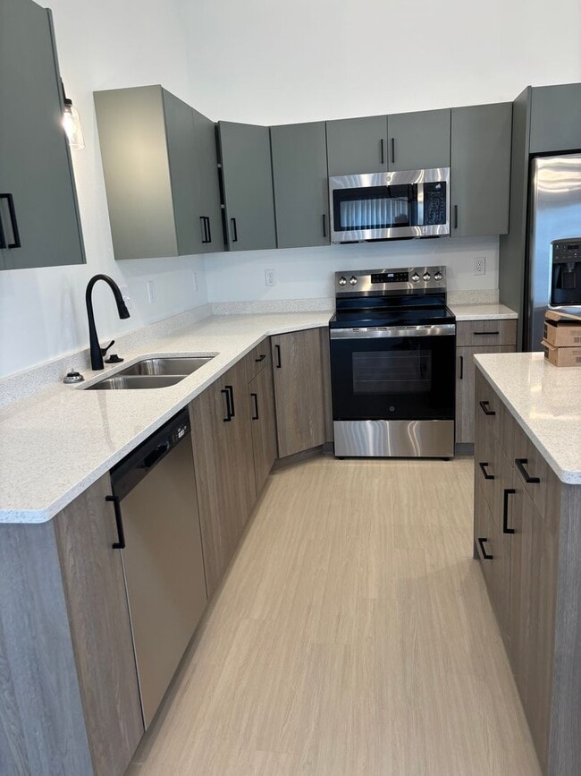 Building Photo - 3 Bed 3 Bath Townhome