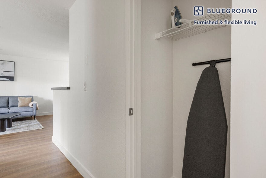 Building Photo - 600 Park View Dr