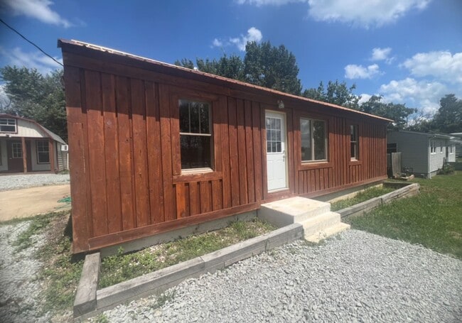 Building Photo - Newly Renovated! - $1,295 Month / $1,900 Down