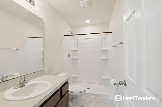 Building Photo - Beautiful End Unit Townhome!