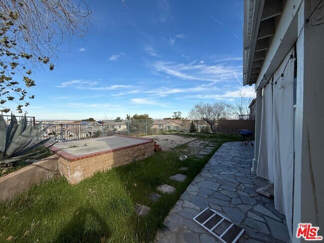 Building Photo - 719 E Ave Q10