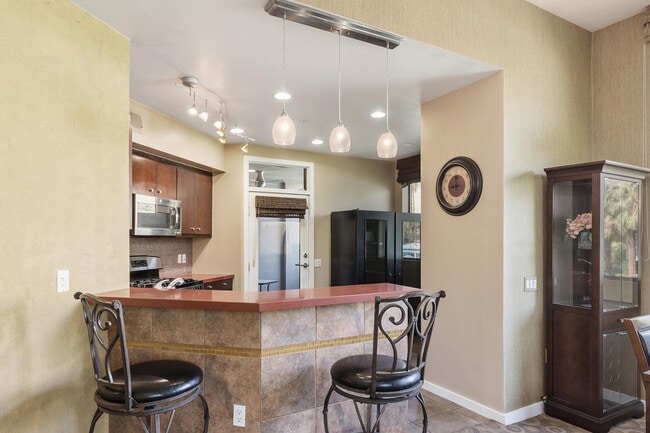 Building Photo - 780 E Palm Canyon Dr