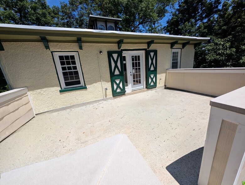 Building Photo - 131 W Walnut Ln