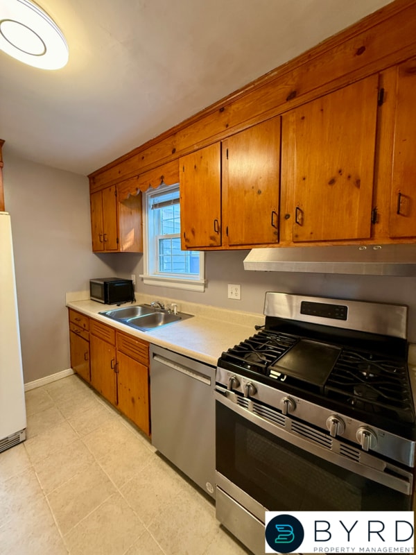 Building Photo - 9023 Farmington Dr