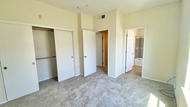 Building Photo - Contemporary 2-Bedroom Condo at the Heart ...