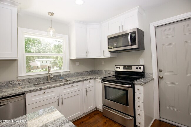Building Photo - 906 N Glenwood Trail