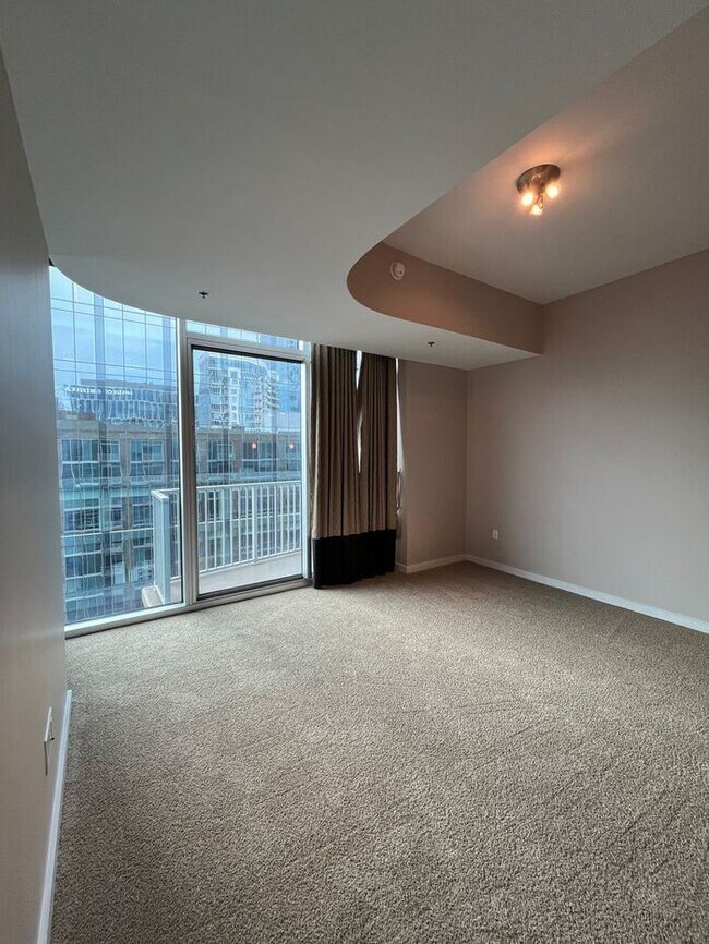 Building Photo - Beautiful 1-Bedroom Condo with Stunning Do...