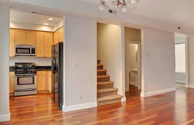 Building Photo - This Gorgeous Townhome has 3 Bedrooms, 3 1...