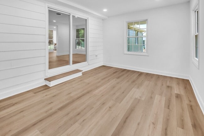 Building Photo - 211 Della Ln