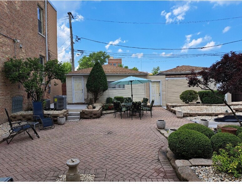 Building Photo - 3621 S Lituanica Ave