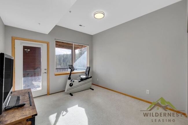 Building Photo - Spacious Townhome with Amazing Views