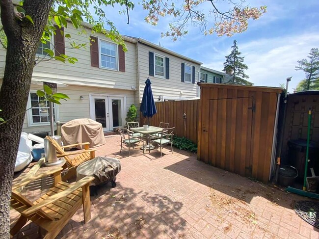 Building Photo - Beautiful 3 Bedroom 2.5 Bathroom Brick Fro...