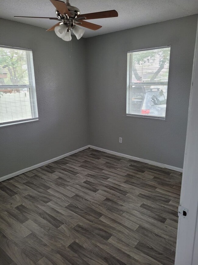 Building Photo - SPACIOUS! LOCATION!