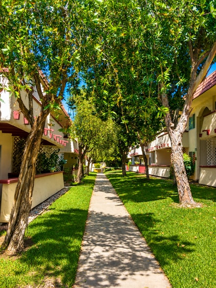 Courtyard - 8665 Lake Murray Blvd