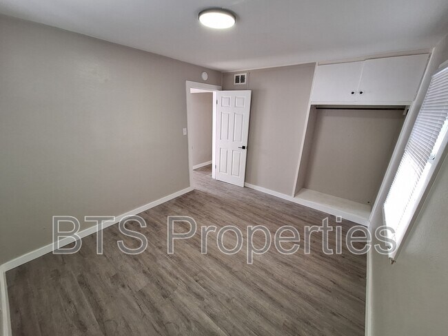 Building Photo - 1627 N Valley Ave