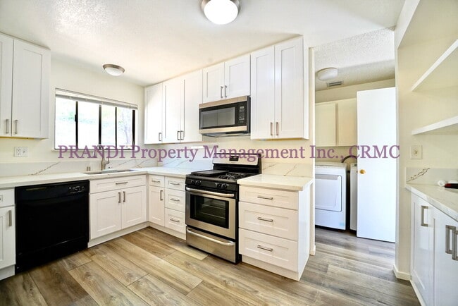 Building Photo - Corner Unit Townhouse With Recent Upgrades!