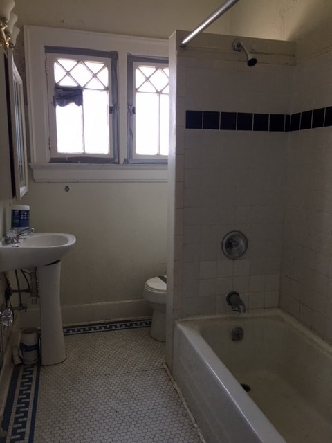 Building Photo - Three Bedroom Brick Home in the City of Charleston.