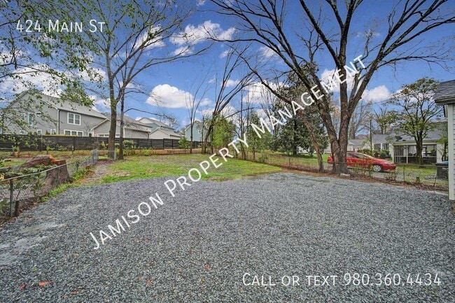 Building Photo - 424 Main St