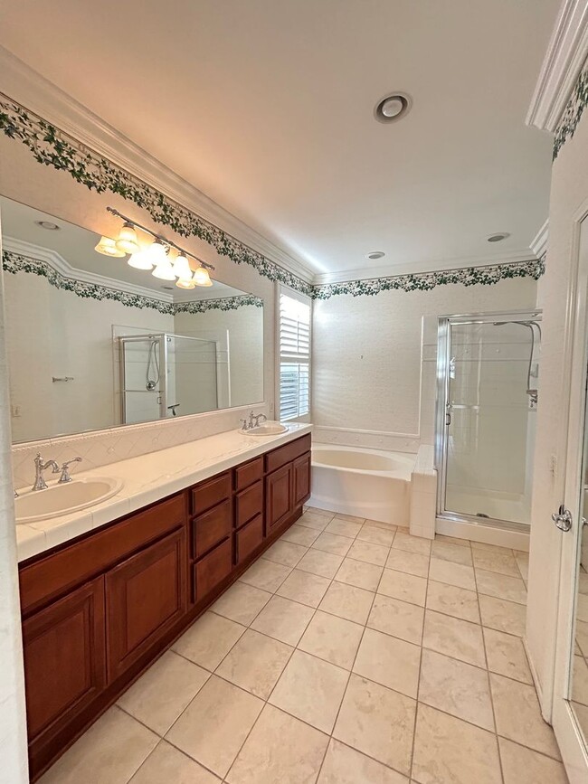 Building Photo - Beautiful Single-Level 4 Bedroom 3 Bathroo...