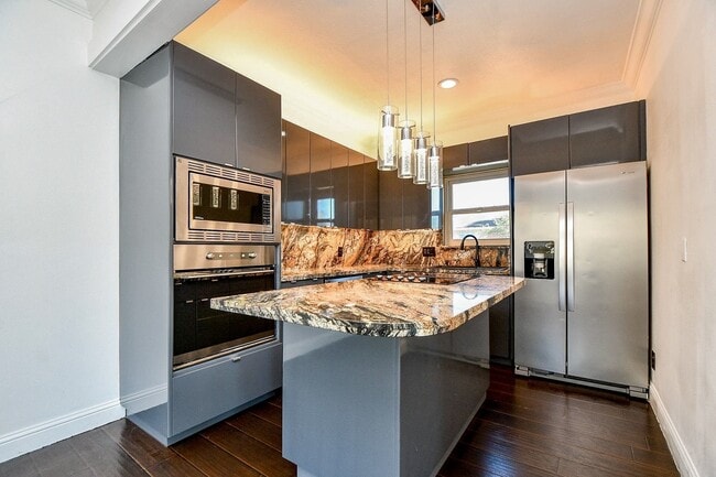 Building Photo - 6000 Inwood Dr