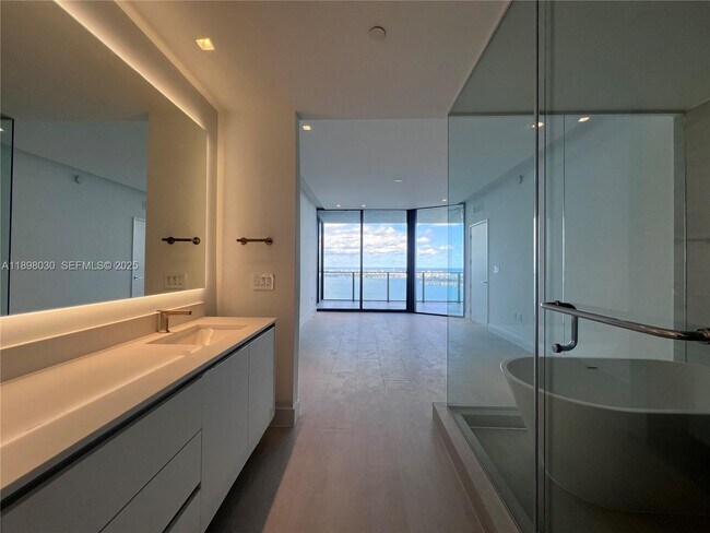 Building Photo - 700 NE 24th St