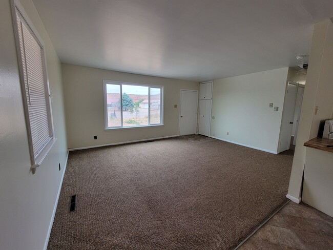 Building Photo - Moab Utah rental available with views of m...