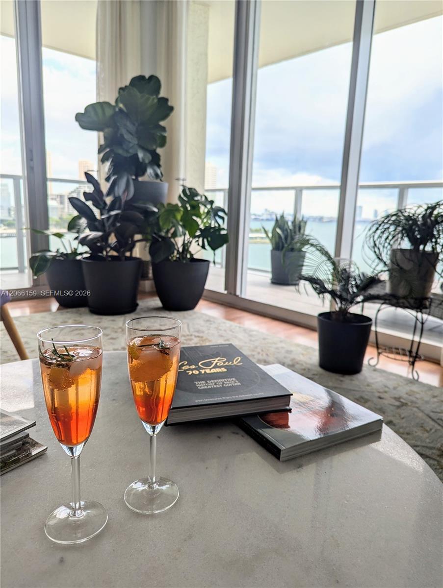 Building Photo - 1155 Brickell Bay Dr
